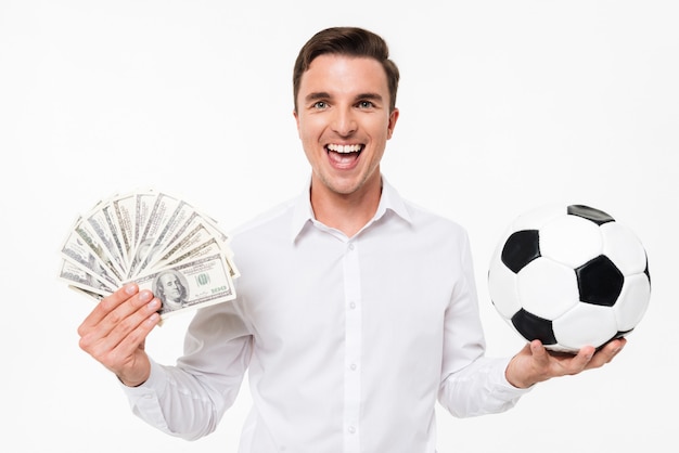 Retrato de um homem feliz alegre na camisa branca