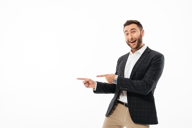 Foto grátis retrato de um homem feliz e alegre em pé