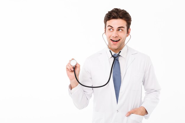Retrato de um homem feliz e bonito médico masculino