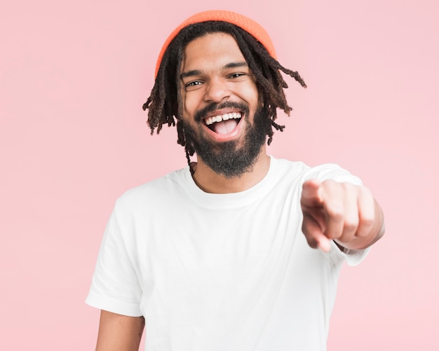 Foto grátis retrato de um homem feliz