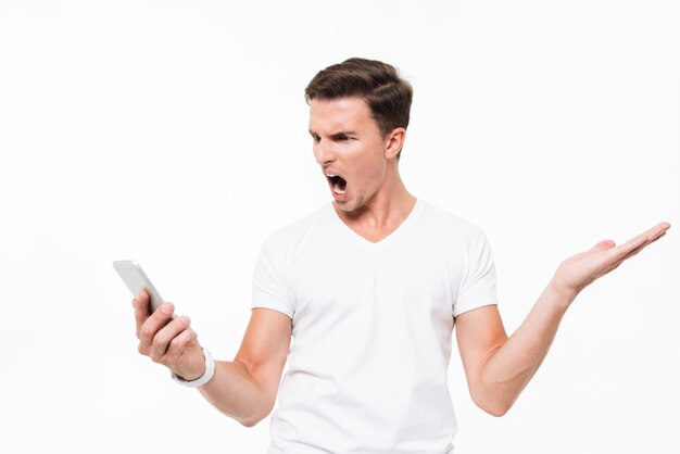 Retrato de um homem furioso com raiva em t-shirt branca