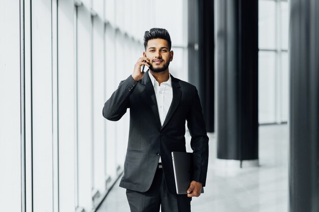 Retrato de um homem indiano sério e bonito e sorridente