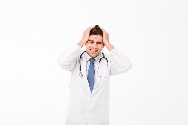 Retrato de um homem jovem médico masculino frustrado