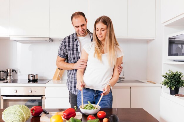 Retrato, de, um, homem jovem, olhar, dela, esposa, preparar, a, salada