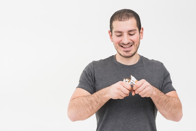 Retrato, de, um, homem jovem, partindo, montão, de, cigarros, isolado, branco, fundo