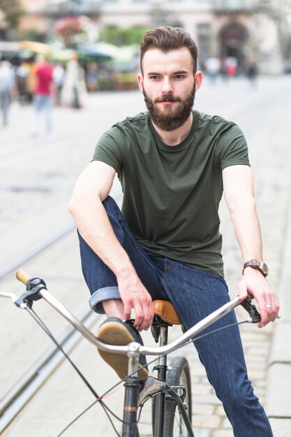 Retrato, de, um, homem jovem, sentando, ligado, bicicleta