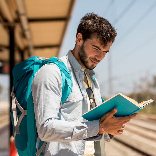 Retrato, de, um, homem, lendo um livro