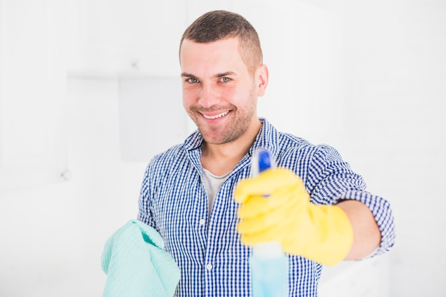 Retrato de um homem limpando sua casa