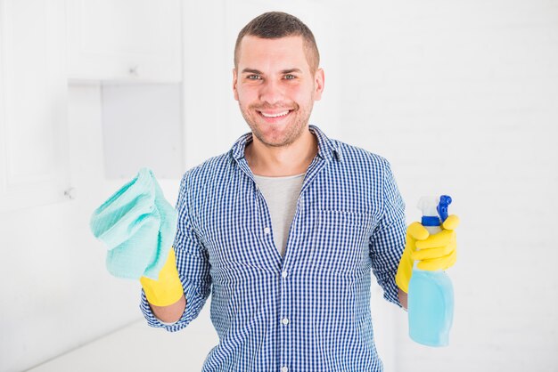 Retrato de um homem limpando sua casa