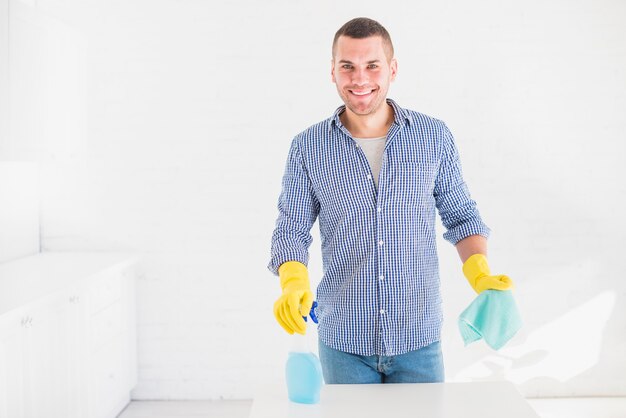 Retrato de um homem limpando sua casa