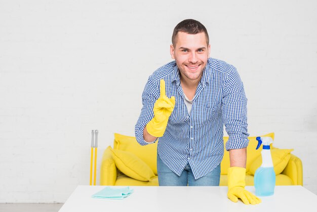 Retrato de um homem limpando sua casa