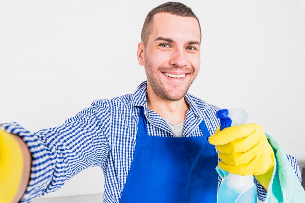 Retrato de um homem limpando sua casa