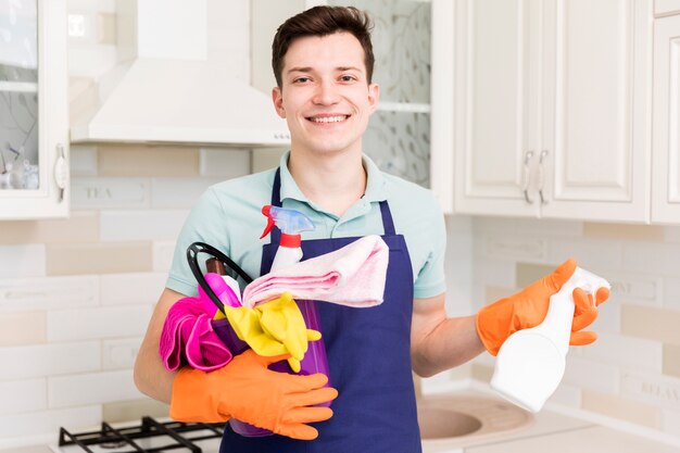 Retrato de um homem limpando sua casa