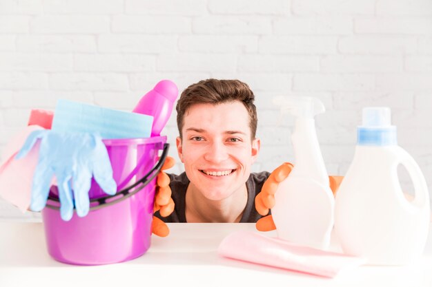 Retrato de um homem limpando sua casa