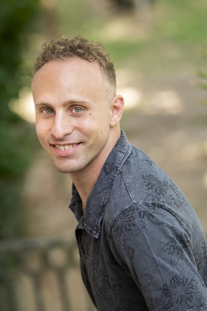 Foto grátis retrato de um homem louro e sorridente