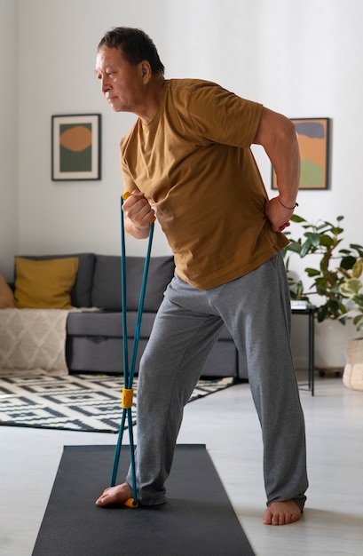 Foto grátis retrato de um homem mais velho se exercitando em casa