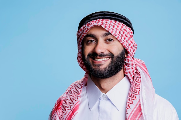 Foto grátis retrato de um homem muçulmano sorridente