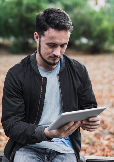 Retrato de um homem olhando em um tablet