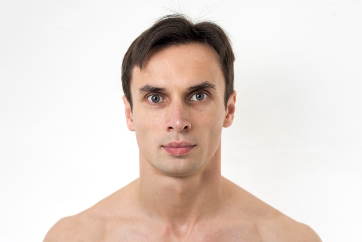Foto grátis retrato de um homem olhando para a câmera