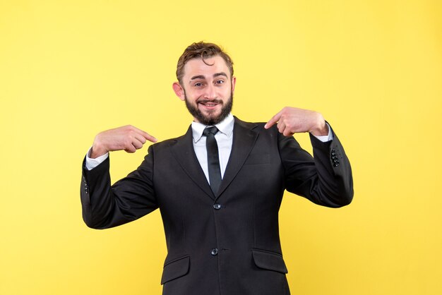 Retrato de um homem orgulhoso de si mesmo em amarelo isolado