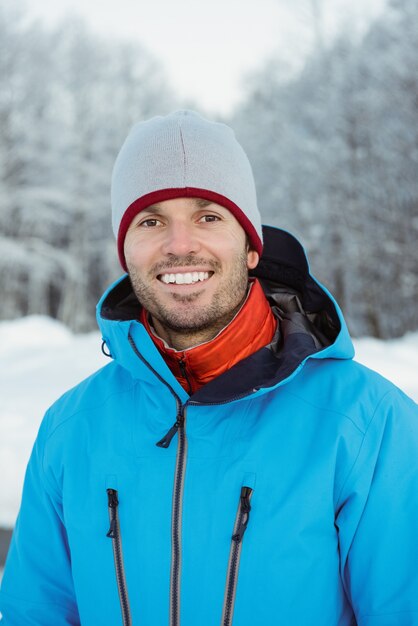 Retrato de um homem parado em uma paisagem de neve