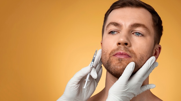 Foto grátis retrato de um homem recebendo aprimoramentos e ajustes através da ajuda de procedimentos cosméticos.