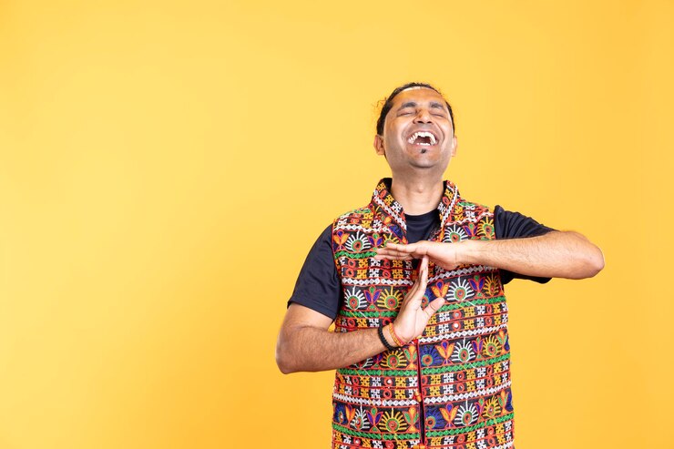 Foto grátis retrato de um homem rindo muito pedindo um timeout depois de ficar sem fôlego