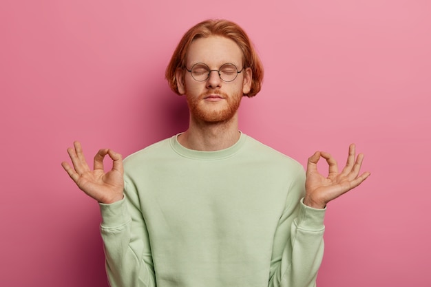 Retrato de um homem ruivo relaxado tentando relaxar após um trabalho árduo