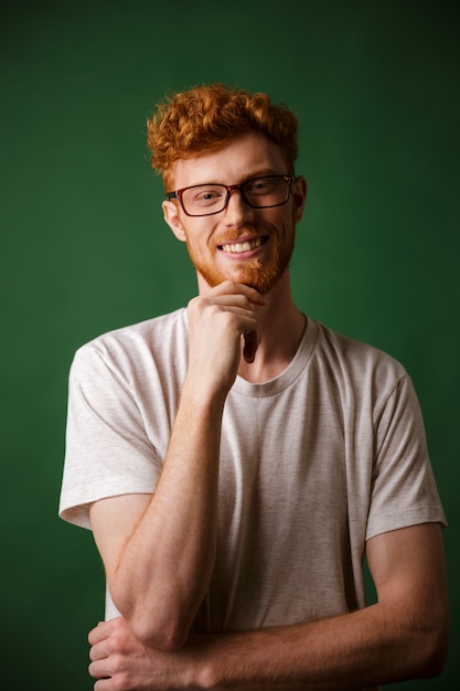 Retrato de um homem ruivo sorridente em óculos