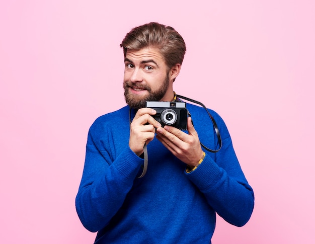 Foto grátis retrato de um homem segurando uma câmera