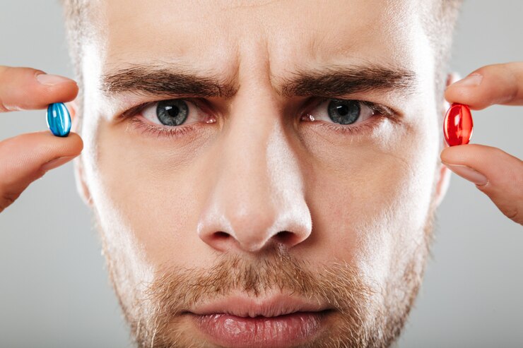 Foto grátis retrato de um homem sério, segurando duas cápsulas
