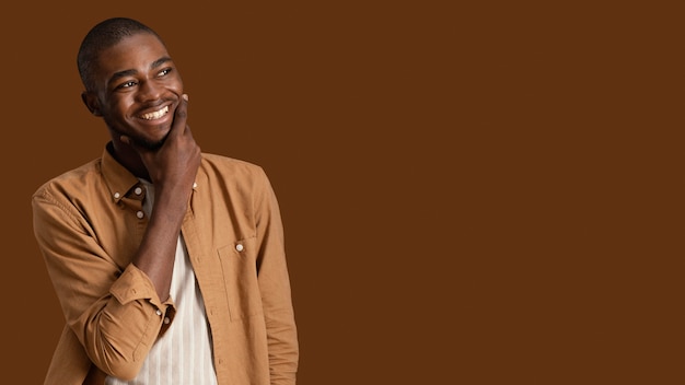 Foto grátis retrato de um homem sorridente com espaço de cópia