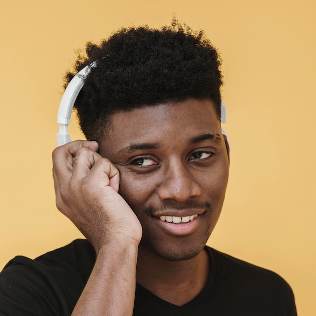 Retrato de um homem sorridente com fones de ouvido