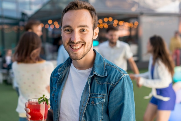 Retrato, de, um, homem sorridente, em, um, partido