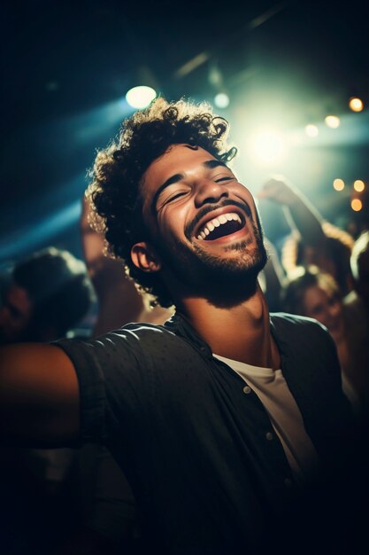 Retrato de um homem sorridente enquanto dança