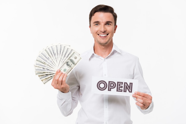 Retrato de um homem sorridente feliz em uma camisa branca