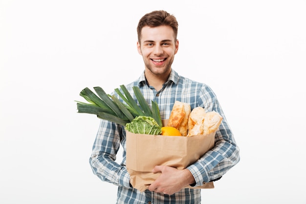 Foto grátis retrato, de, um, homem sorridente, segurando, saco papel