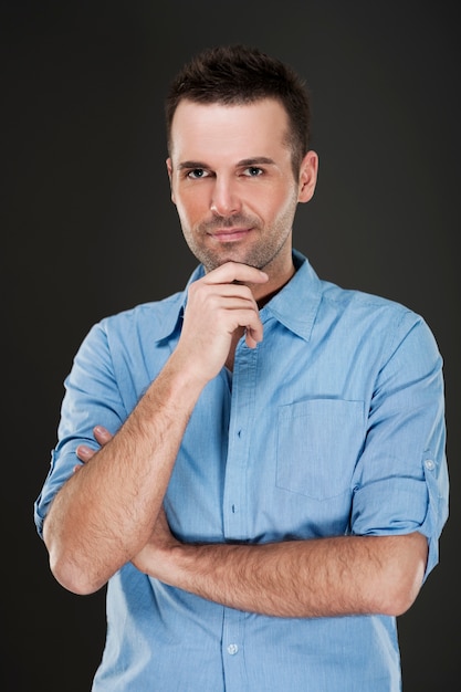 Foto grátis retrato de um homem sorridente