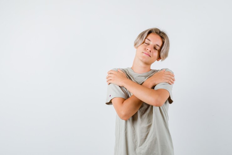 Foto grátis retrato de um jovem adolescente se abraçando