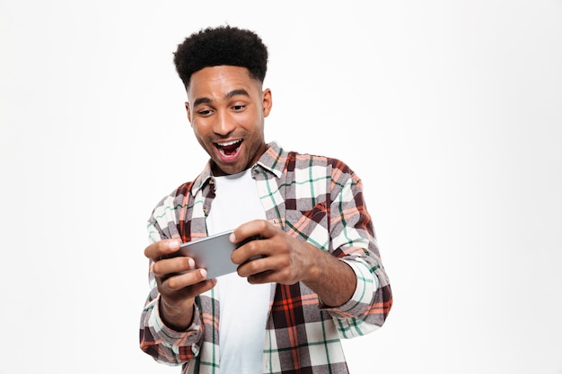 Foto grátis retrato de um jovem africano alegre