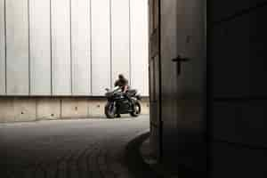 Foto grátis retrato de um jovem africano, andar de moto