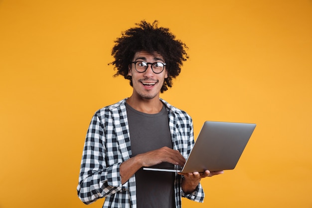 Retrato de um jovem Africano feliz em óculos