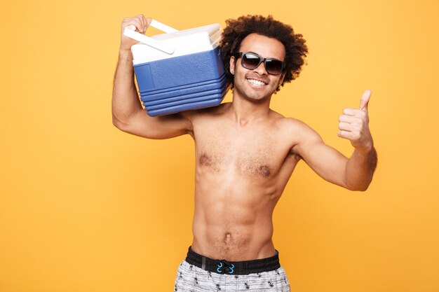 Retrato de um jovem Africano positivo