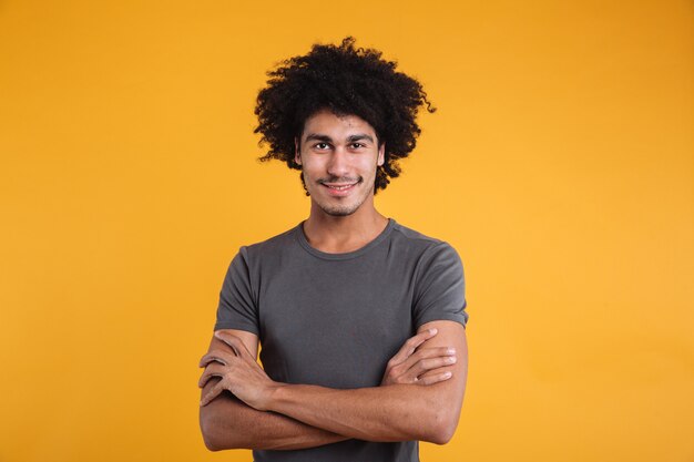 Retrato de um jovem afro-americano confiante