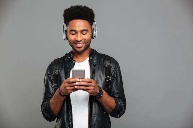 Retrato de um jovem afro-americano sorridente