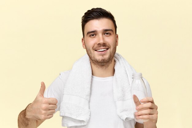 Retrato de um jovem alegre e bonito com a barba por fazer