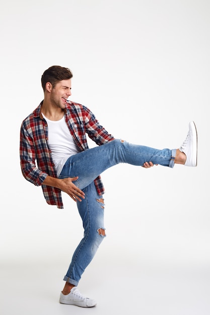 Retrato de um jovem alegre, fingindo jogar