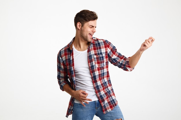 Retrato de um jovem alegre, tocando uma guitarra