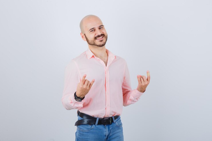 Foto grátis retrato de um jovem alegre