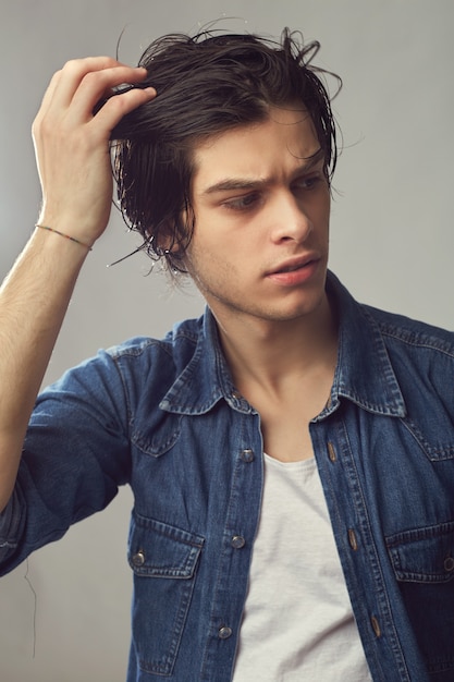 Foto grátis retrato de um jovem bonito